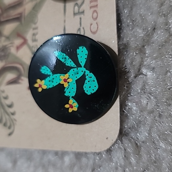 Saddle-Ridge Cactus Buttons - Picture 2 of 5